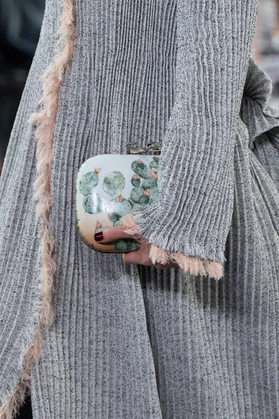 Look 150